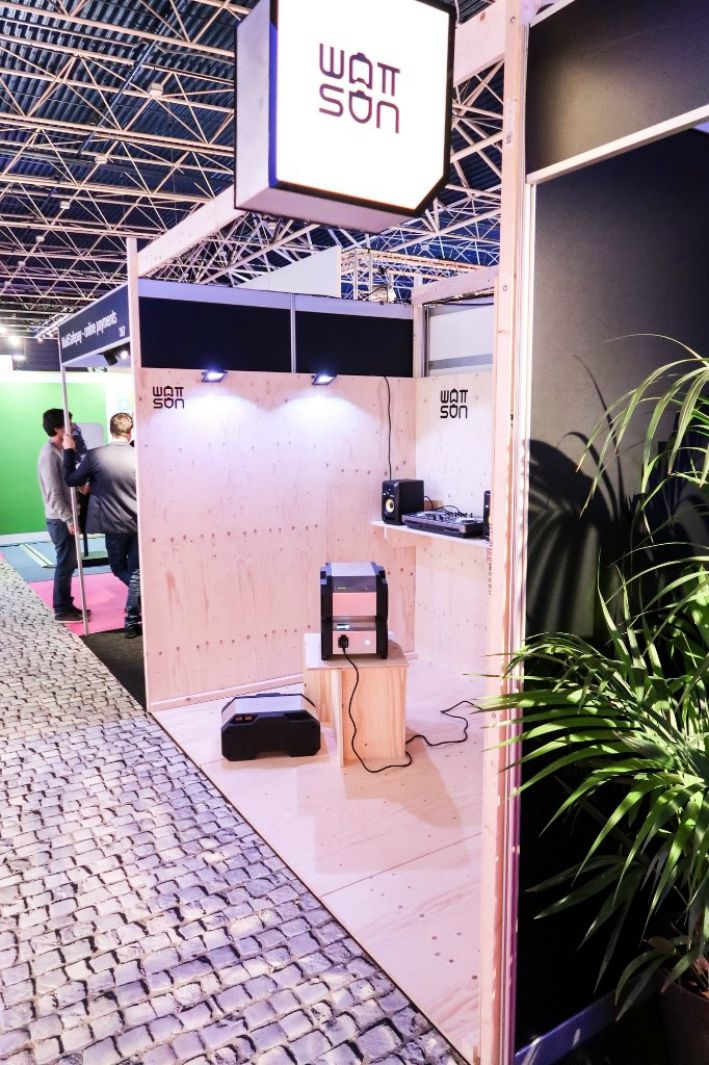 De off-grid beursstand van Wattsun op Festivak.